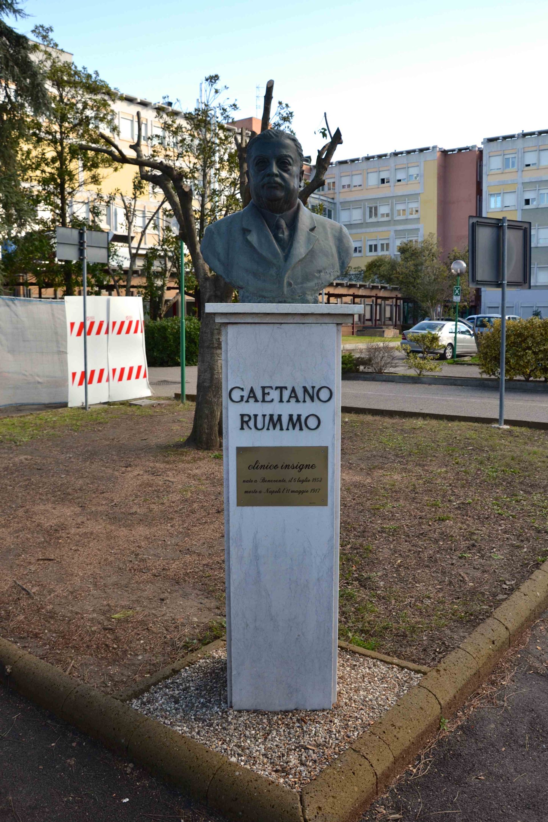 Gaetano's Rummo bust in the park of the hospital 2013.jpg